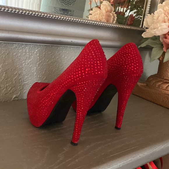 Shiny red high heels with red diamonds - Picture 4 of 4